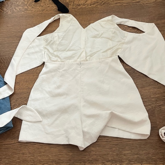 Cream white Aritzia romper perfect for summer - Picture 3 of 5